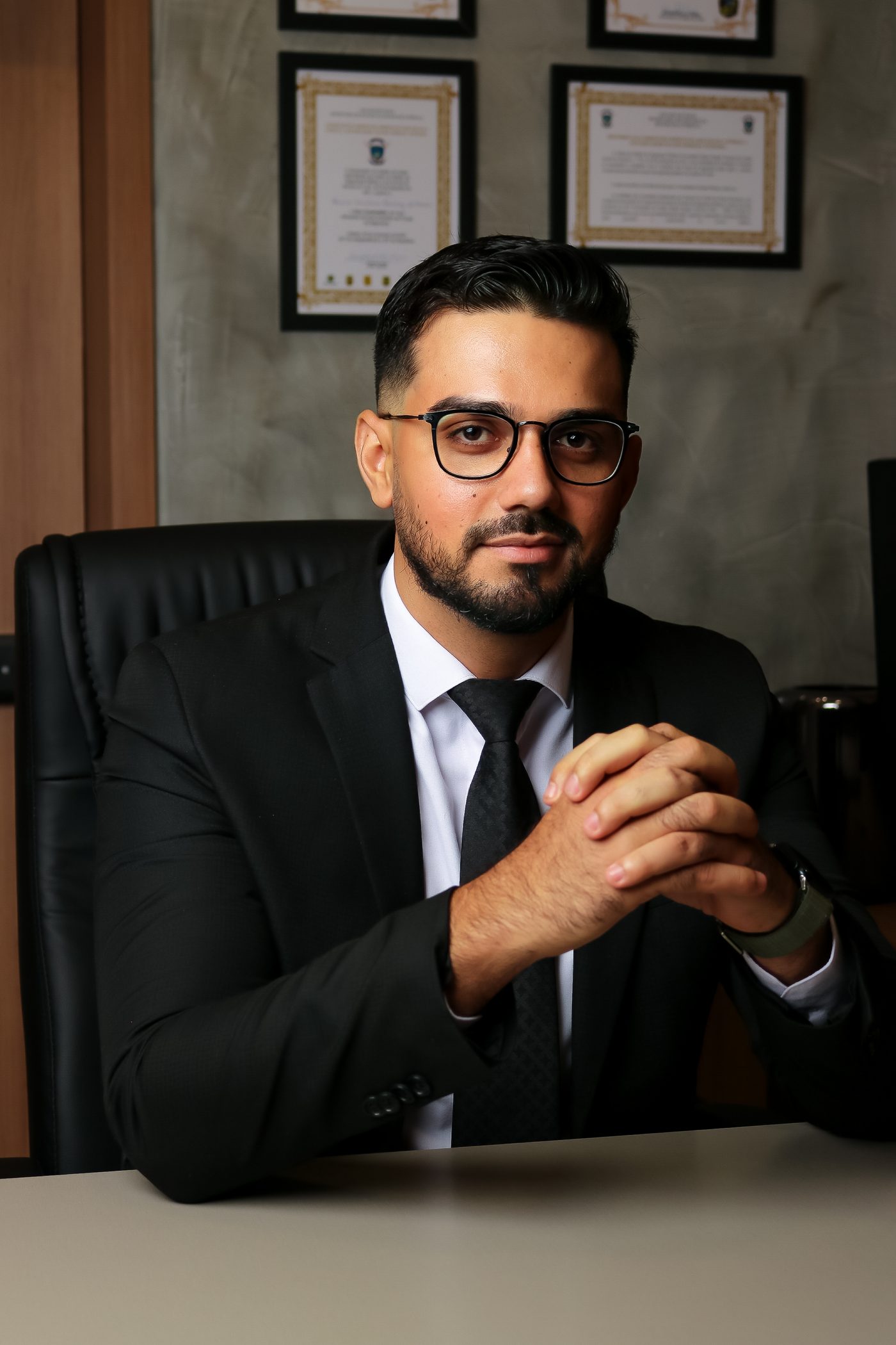 Dr. Rodrigo Cezar em seu escritório